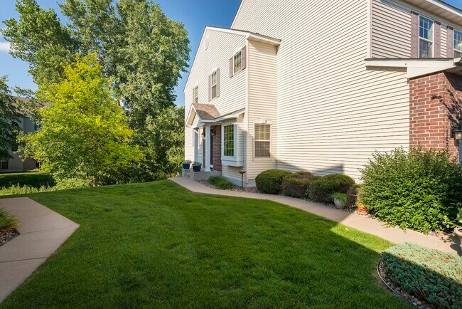 Entrada principal privada en el costado del edificio. - 15225 Florist Cir