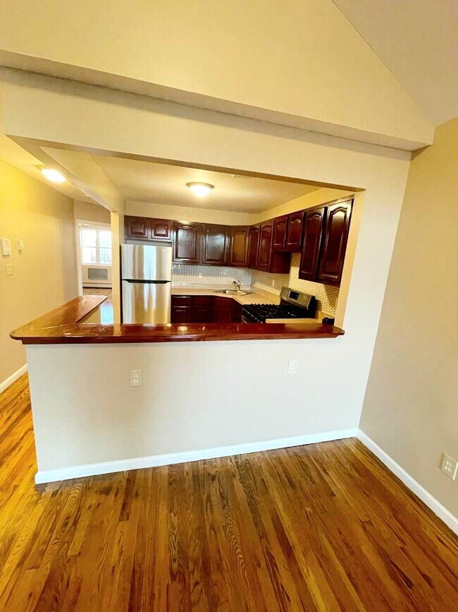 Foto del edificio - 74-22 Rockaway Blvd