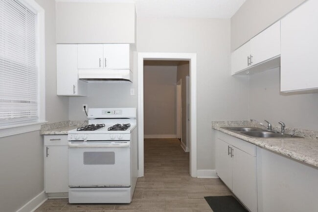 Building Photo - 2367 Forest Ave