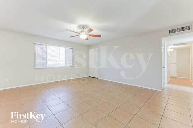 Foto del edificio - 4649 E Bowker St