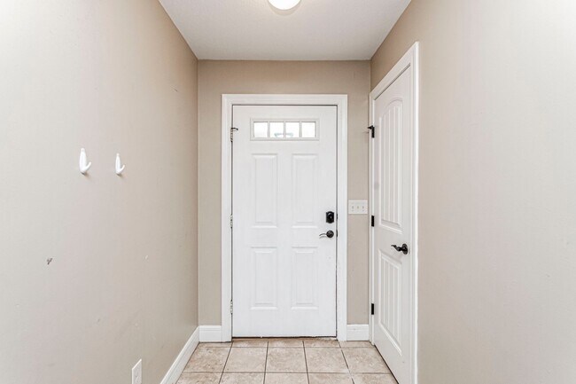 Foto del edificio - Please View 3D Virtual Walk-Through Before Scheduling a Showing