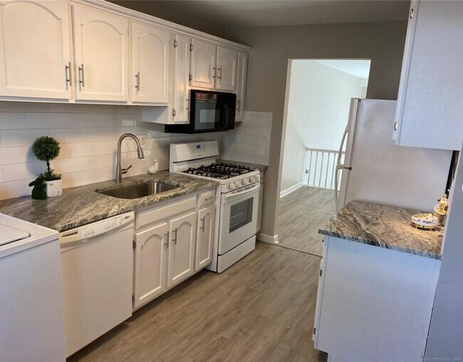 Foto del edificio - 99 Brittany Farms Rd