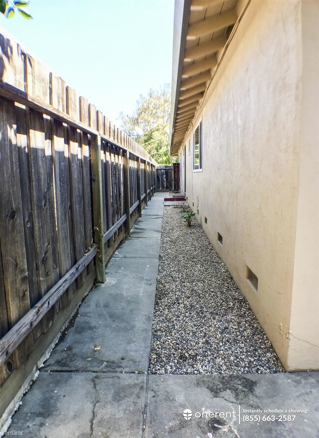 Foto del edificio - 2 br, 1.5 bath Duplex - 839 N 15th Street -