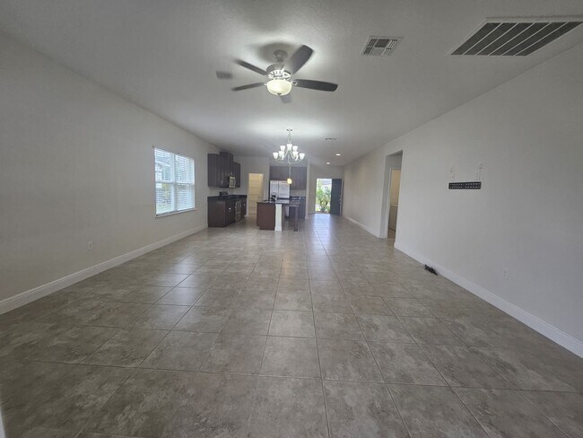 Foto del edificio - 5435 Estero Loop