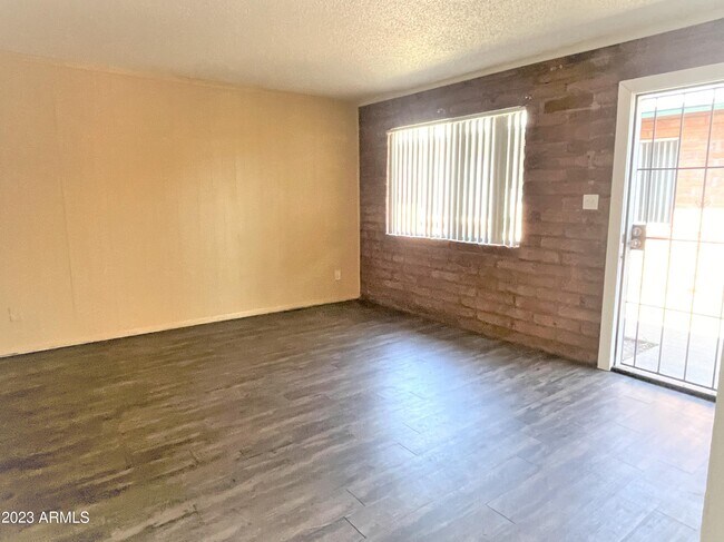 Building Photo - 1008 S Dorsey Ln