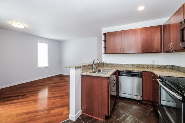 Foto del edificio - **Updated 2-Bedroom Condo with Secure Parking**