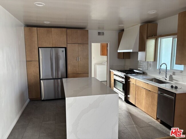 Foto del edificio - 366 1/2 E Hillsdale St