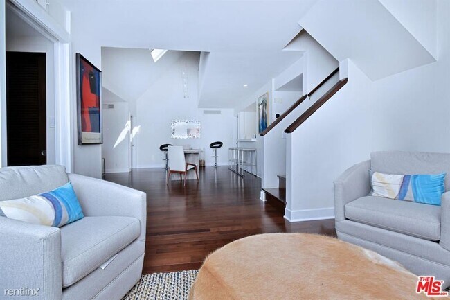 Foto del edificio - 3 br, 3 bath Condo - 851 N Kings Rd Apt 310