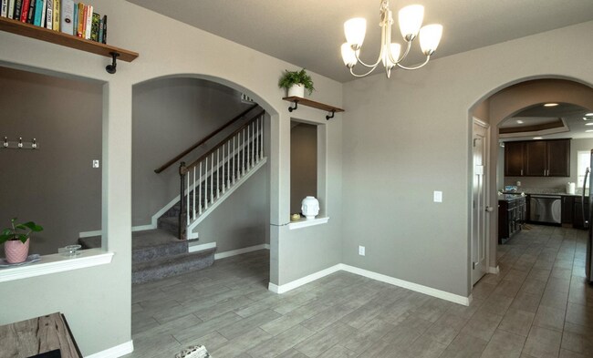 Foto del edificio - Spacious 4-Bedroom Home with Office, Loft ...