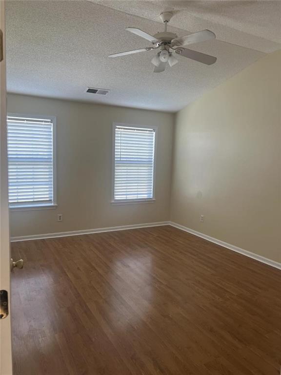 Foto del edificio - 1611 Heyford Cir NW