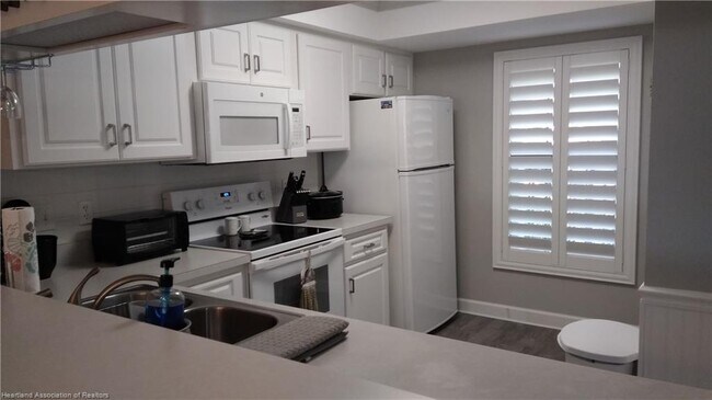 Building Photo - 1655 Lakeview Dr