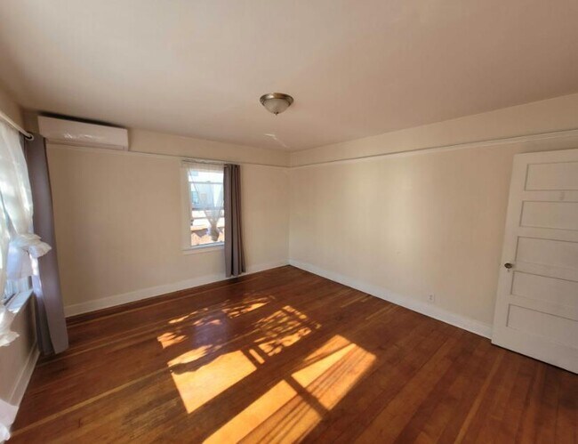 Building Photo - 1610 W 36th Pl