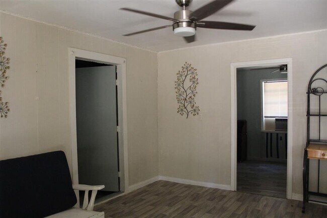 Building Photo - 6 N Pines Rd