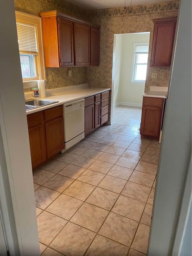 Building Photo - 320 Kenilworth Ave NE