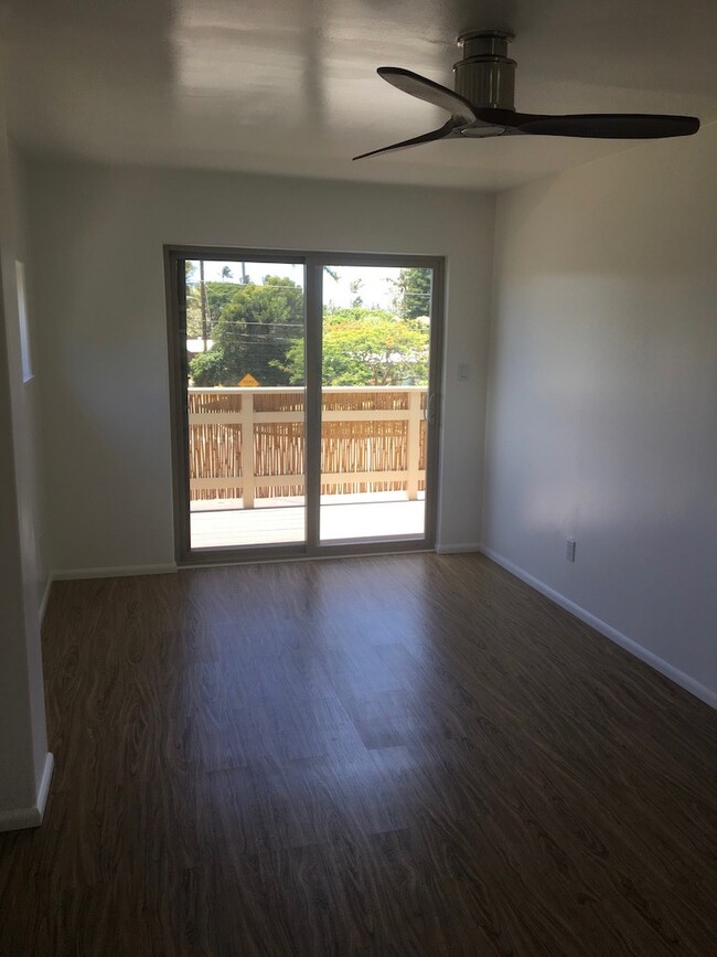 Living room leads out to lanai - 1131 Mokapu Blvd