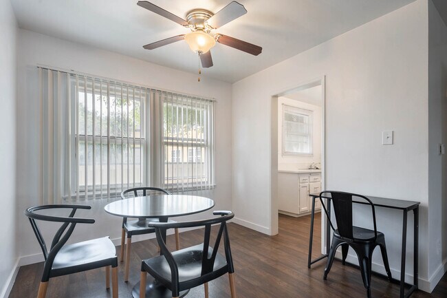 Foto del edificio - 8754.5 Belford Ave