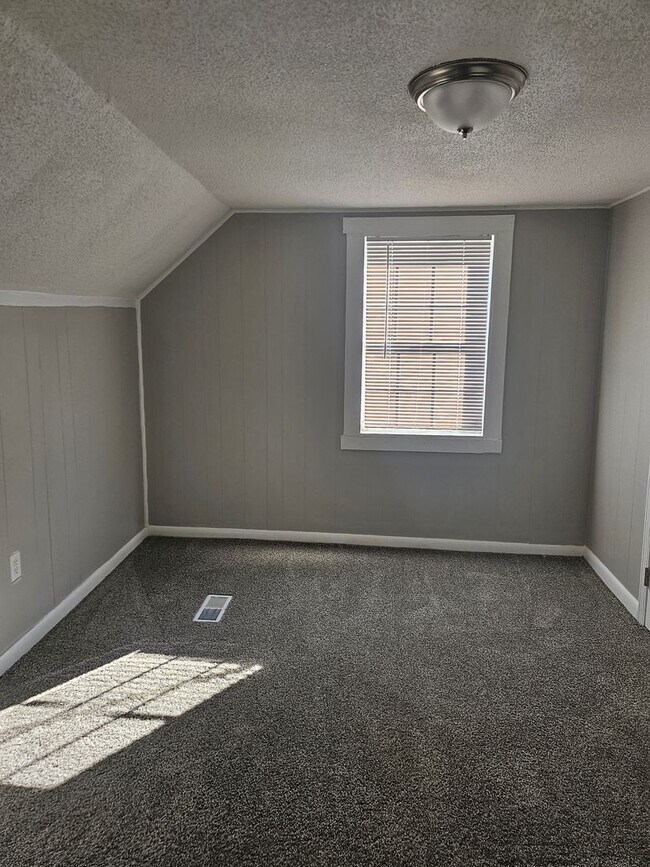 Building Photo - Big family friendly home available in Hodg...
