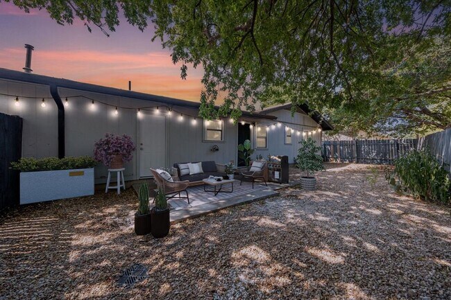 Foto del edificio - 1810 Mearns Meadow Blvd