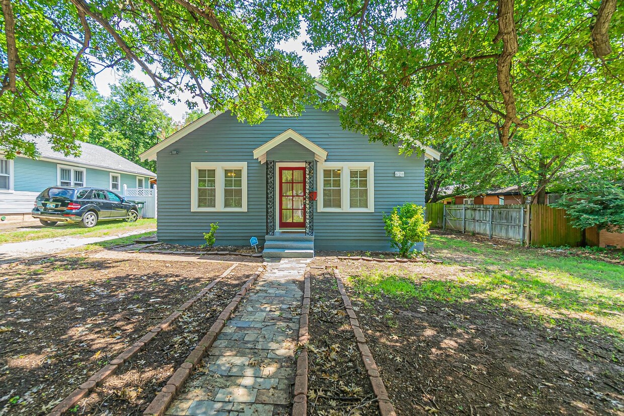 Foto principal - Beautifully remodeled campus home!