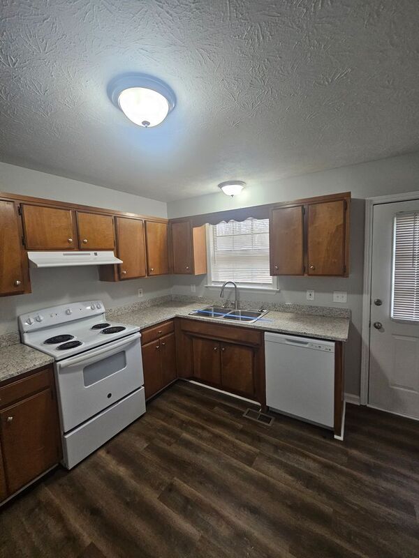 Building Photo - 208 Centennial Dr
