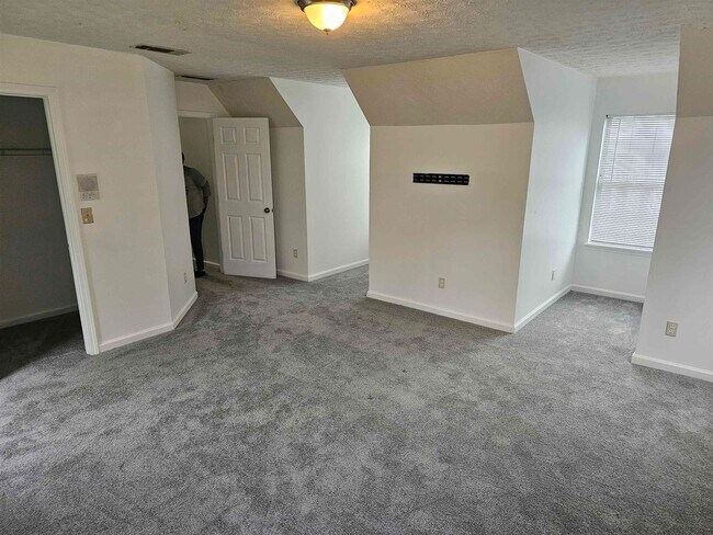 Building Photo - 8495 Glendevon Ct