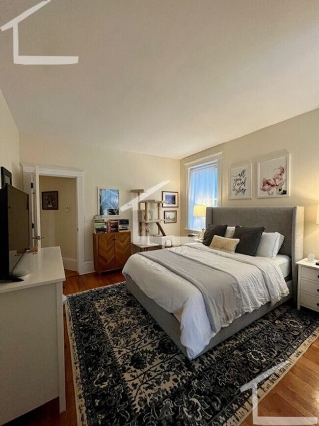 Building Photo - 7/1 Sunny, renovated 2.5BR near Coolide Co...