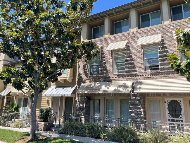 Foto del edificio - 3 Bed + 3.5 Bath + Bonus Room in Tustin Fi...