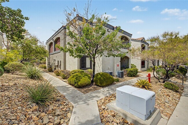 Building Photo - 950 Seven Hills Dr