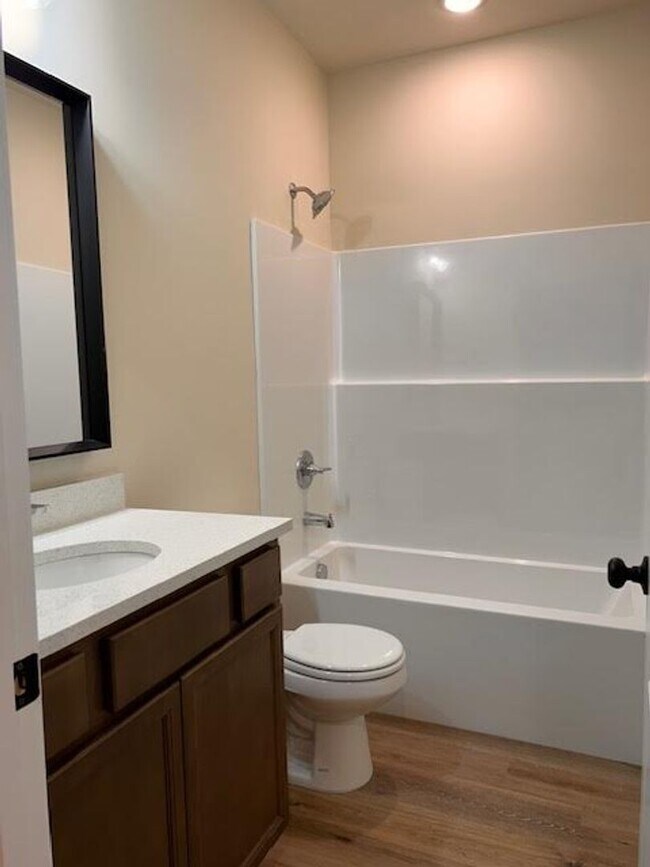 Foto del edificio - 499 E Harper St