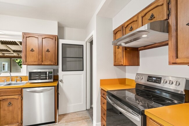 Building Photo - 4 Bedroom 2 Bath