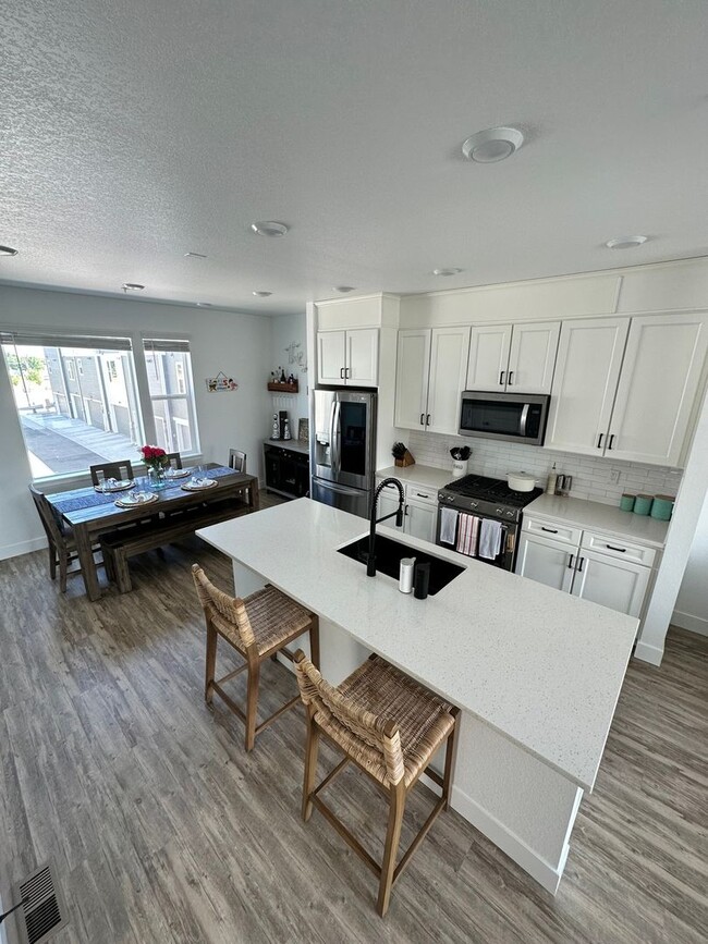 Building Photo - Charming 2-Bedroom Townhome with Office, 2...