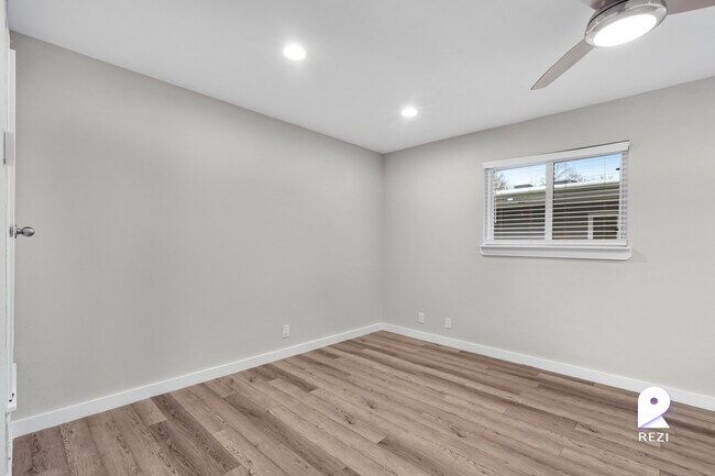 Foto del edificio - 1211 W 8th St