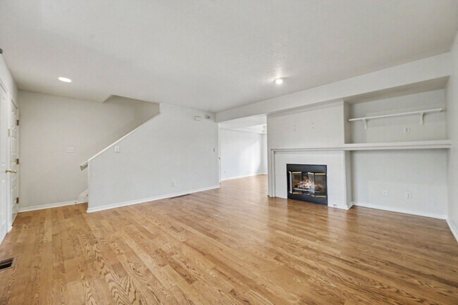 Foto del edificio - Beautiful 2BR Townhome in Gated Community with 2-Car Garage