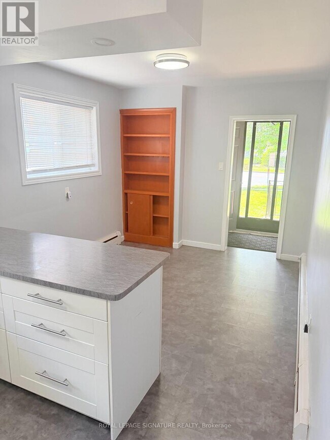 Photo du bâtiment - 1467A Birchmount Rd