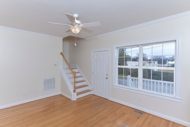 Foto del edificio - PRE-LEASE! 3-bedroom in student hotspot in...