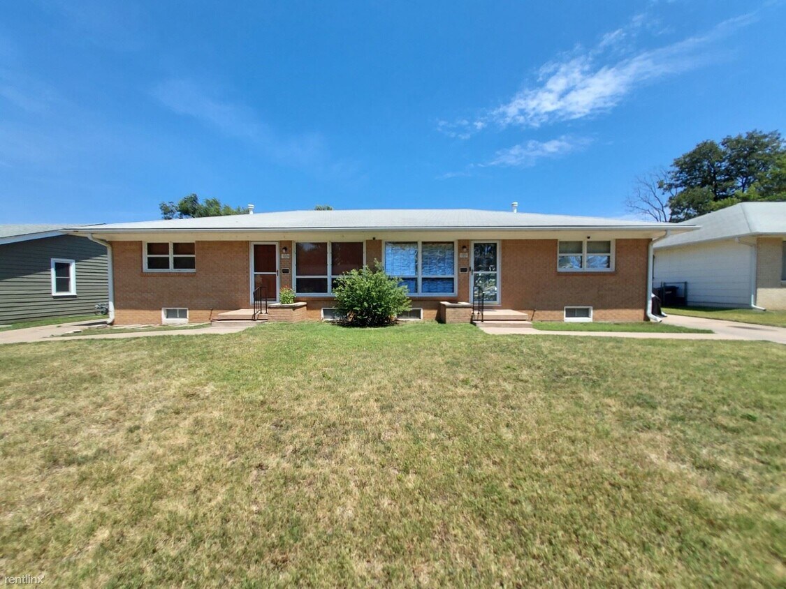 2 br, 2 bath Duplex 328 N Custer St Townhome Rentals in Wichita KS