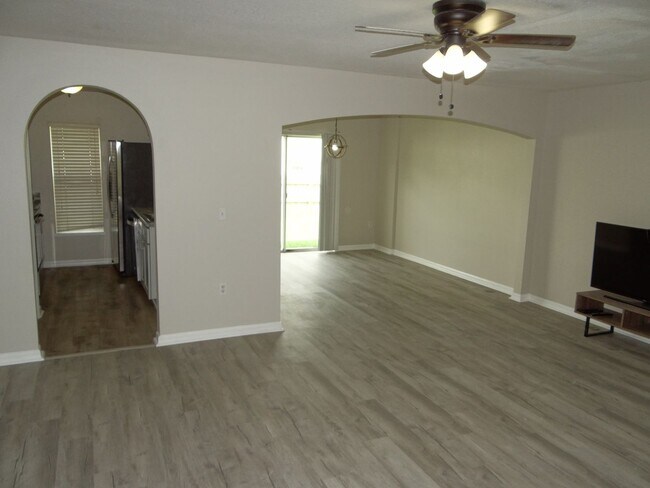 Building Photo - 3 bed, 2.5 bath townhome - Move in special!!