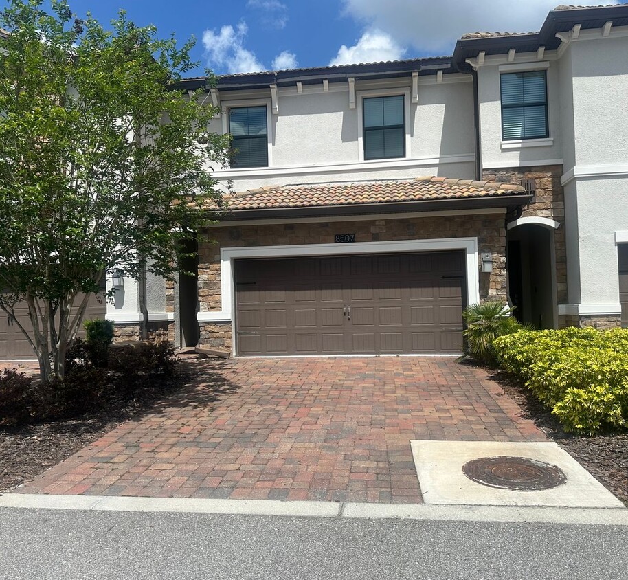 Foto principal - 3 BED 2.5 BATH TOWNHOME IN THE VISTAS AT C...
