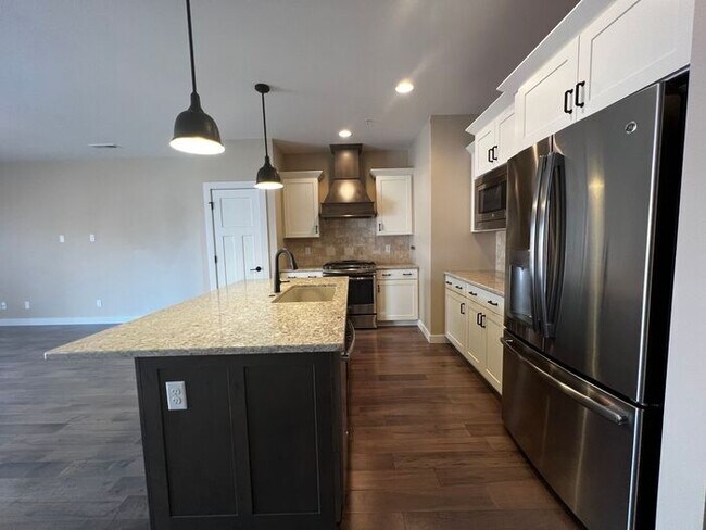 Foto del edificio - $2,500 | 2 Bedroom, 2.5 Bathroom Luxury Co...