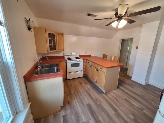 Kitchen - 904 N Wisconsin St