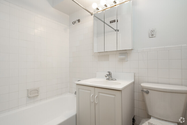 2.5 Room Studio - Bathroom - Westover House