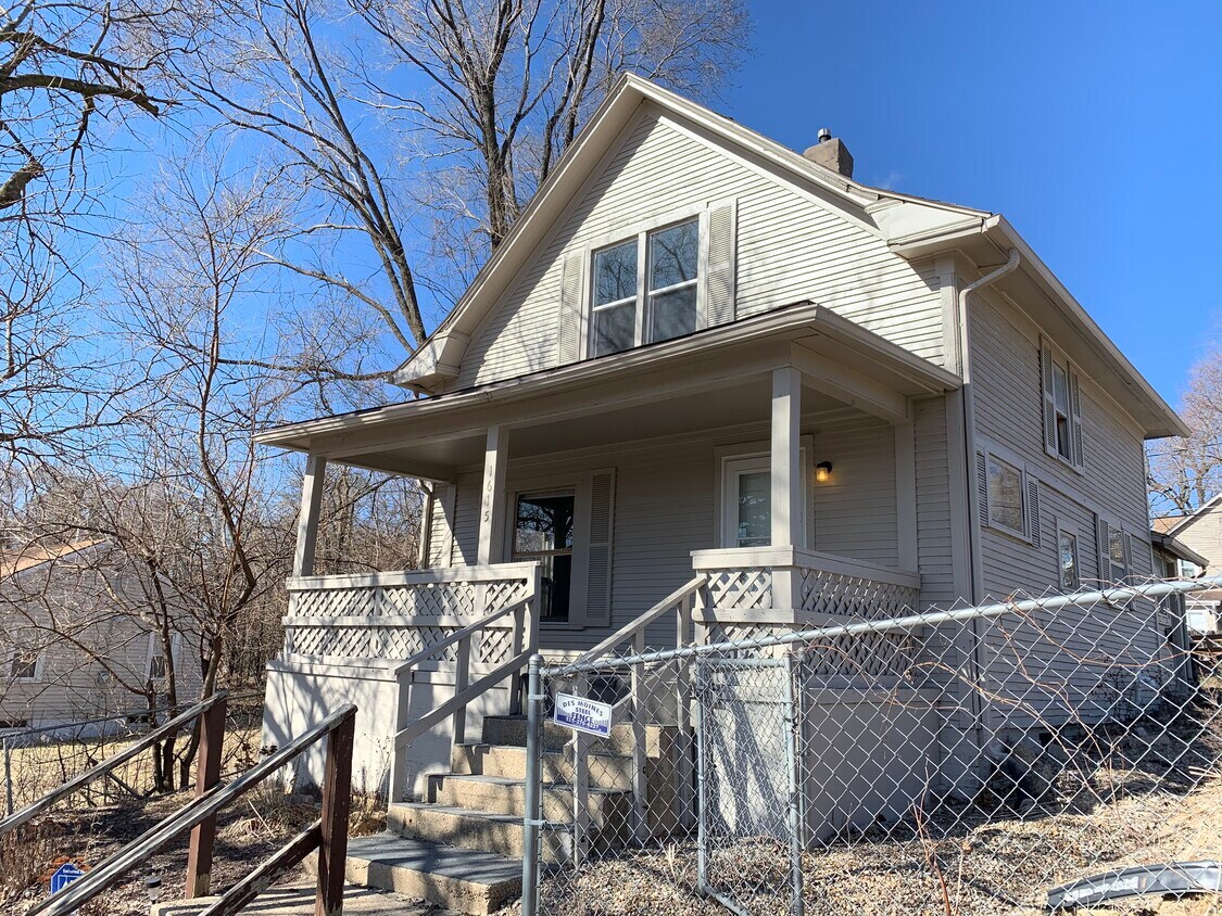 1615 Lynn St, Des Moines, IA 50314 House for Rent in Des Moines, IA