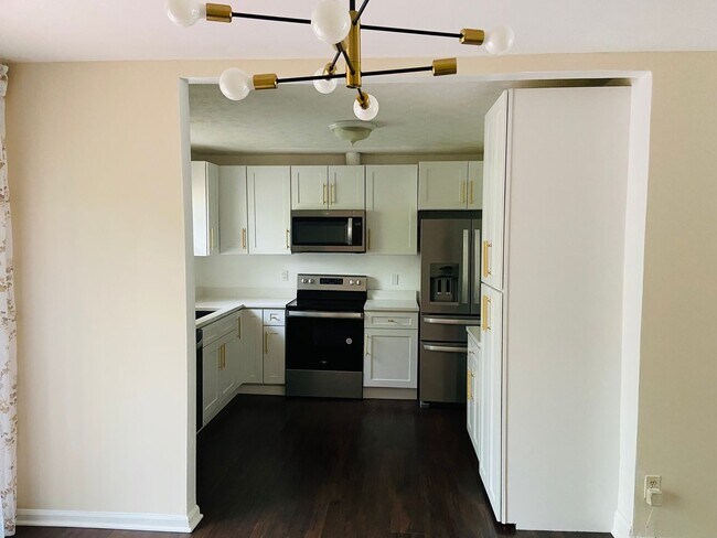 Building Photo - 3 bedrooms /2 bath Condo Available Now