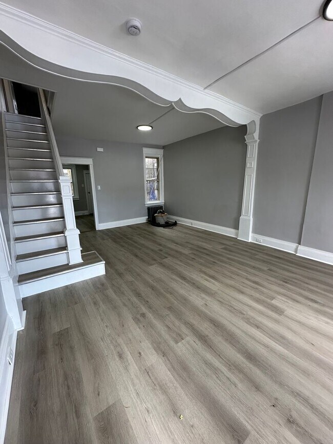 Building Photo - Beautiful renovated 3 bedroom