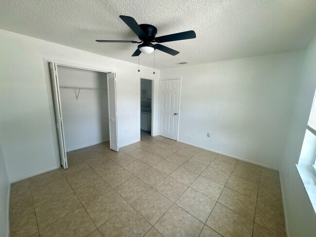 Foto del edificio - 4108 Flying Fortress Ave