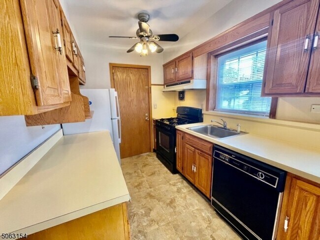 Building Photo - 165 Ridge Rd