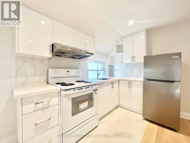 Building Photo - 4 Sutherland Ave