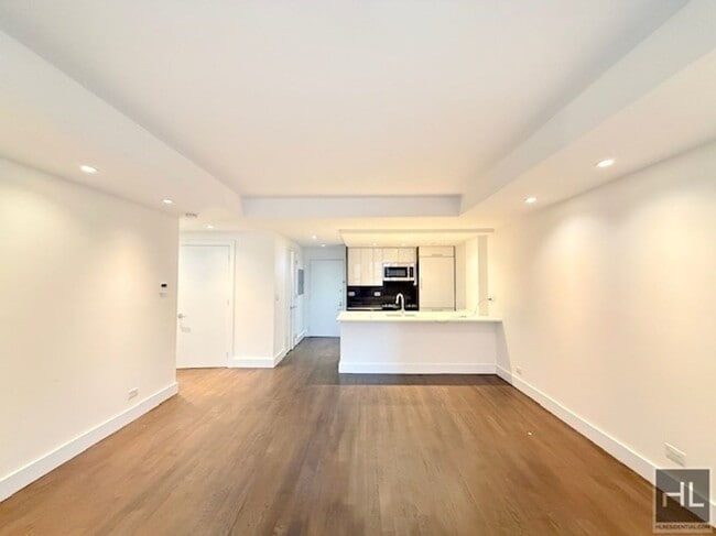 Foto del edificio - Large newly renovated 2 bed 2 bath - WEST END AVENUE