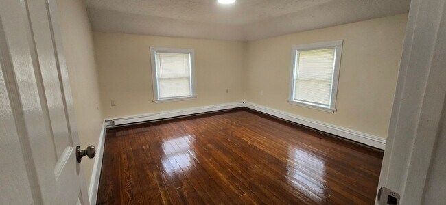 Building Photo - Year Round 5+ Bedroom in Hyannis