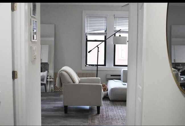 Building Photo - 2 bedroom in Chicago IL 60657
